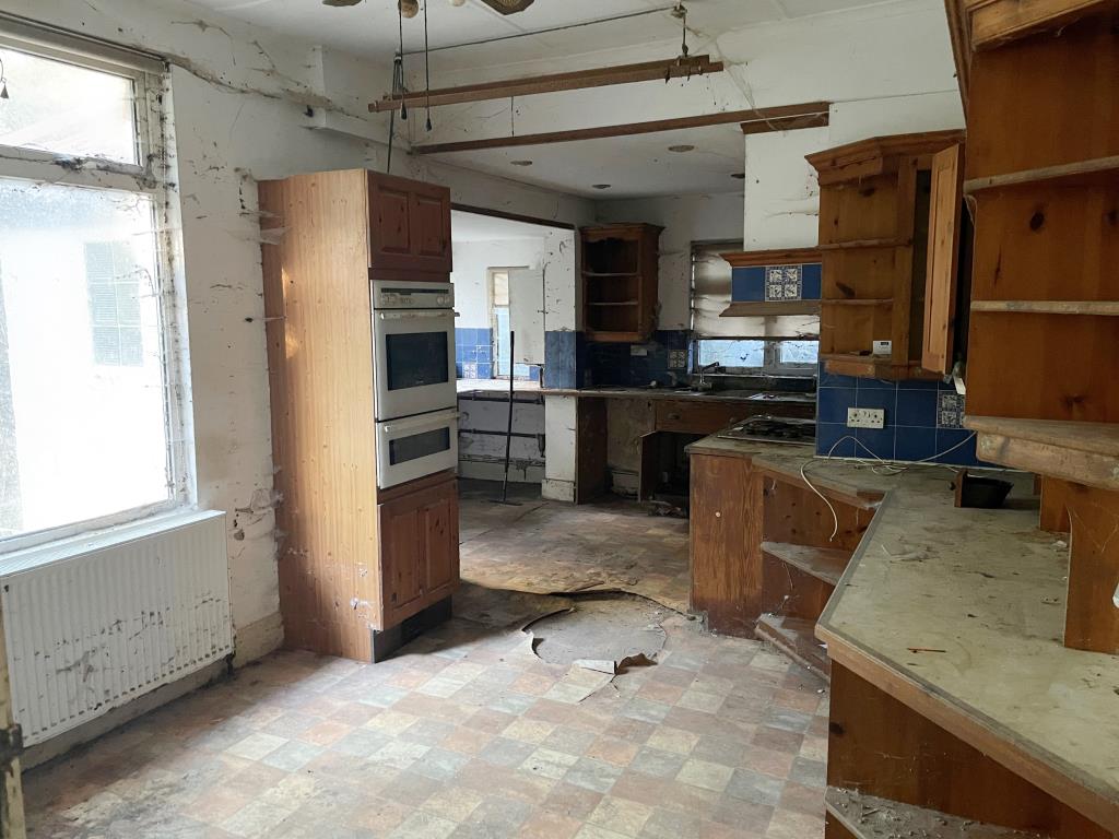 Lot: 62 - SUBSTANTIAL AND ATTRACTIVE DETACHED HOUSE FOR REFURBISHMENT - Kitchen